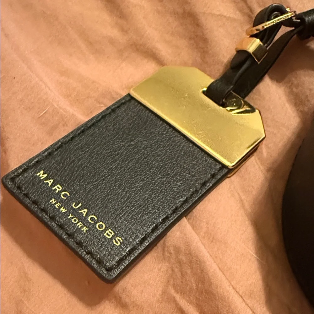 Marc Jacobs Elegant Black Crossbody Bag - Picture 2 of 5